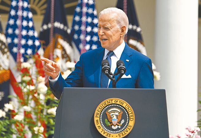 美国民主党全国委员会4日正式批准变动2024年初选时程，明年在南卡罗来纳州举行第一场民主党初选，可能对总统拜登角逐连任有利。图为美国总统拜登在白宫演讲。（中新社）