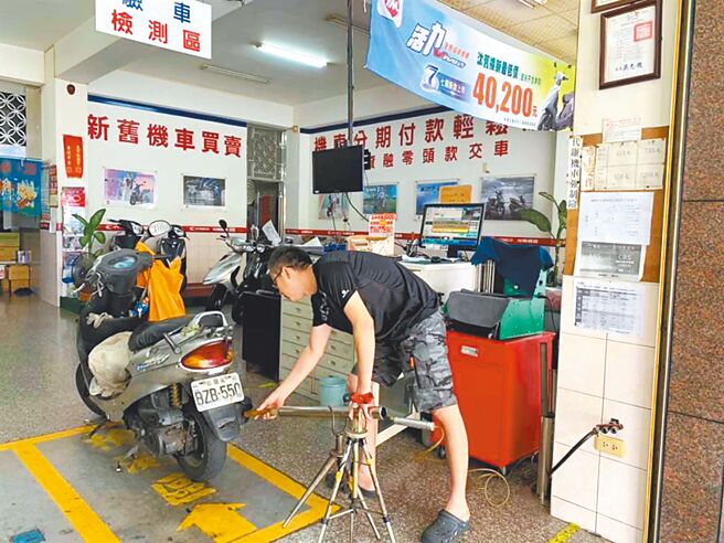出廠滿5年以上的機車每年需做排氣定檢，中市府推動e化簡訊通知，呼籲民眾上網填手機號碼，就能用簡訊收通知。（台中市政府提供／張亦惠台中傳真）