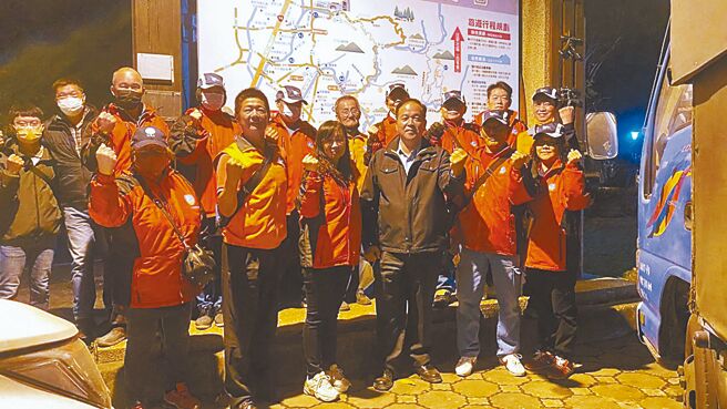 台中市政府警察局太平分局联合消防局、环保局及三河局等单位稽查、劝导禁放炮竹、烟火具成效，元宵节河堤、公园安静不少。（太平警分局提供／潘虹恩台中传真）