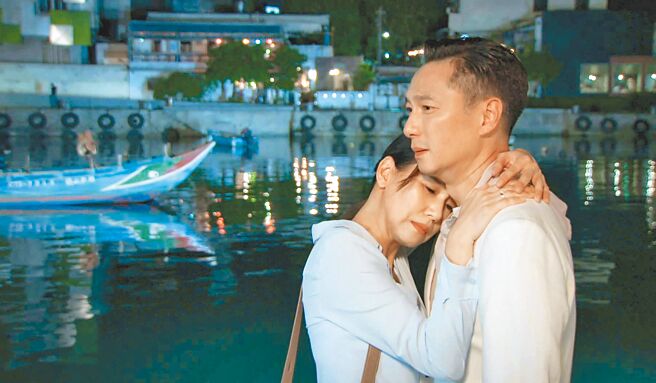 謝祖武（右）在戲裡想帶張本渝私奔。（中天綜合台提供）