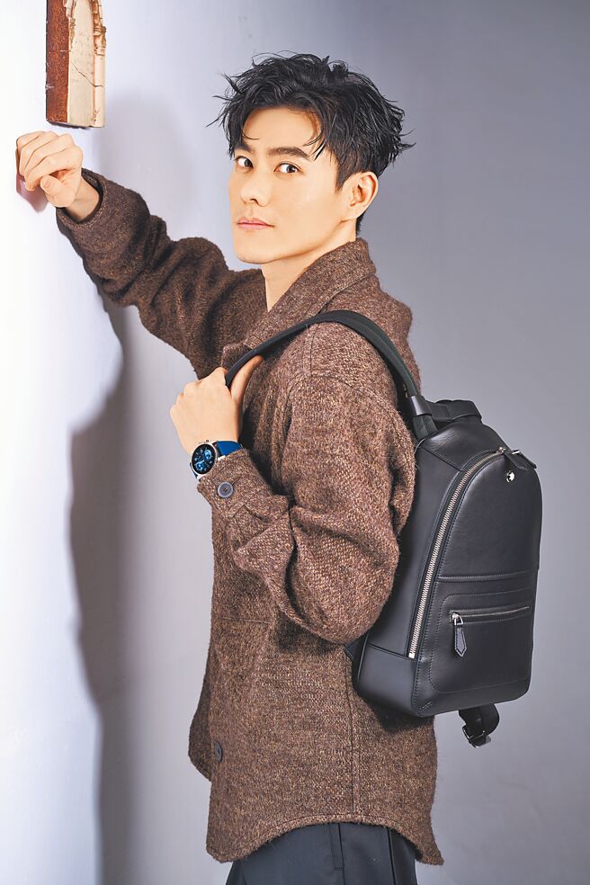 李程彬肩背万宝龙黑色皮质后背包，诠释文青时尚，充满了书卷味。（JOJ PHOTO摄，专题企画／中时时尚，服装提供／Peter Wu）