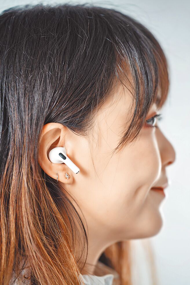 AirPods Pro2推出了全新的XS尺寸耳塞套，對於耳形特別窄小的使用者來說，記者個人覺得是最舒適的體驗。（石智中攝）