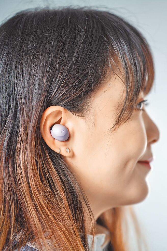 Galaxy Buds2 Pro像豆子一樣圓潤的入耳式耳機，包裝內附上另外兩個尺寸的耳塞套，搭配升級版的風向氣流技術，更有助於舒緩耳道氣壓。（石智中攝）