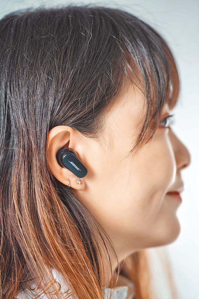 Bose QuietComfort消噪耳塞 II雖然比一般耳機較大及重，但一樣提供了3種尺寸的穩固環和耳塞，因有穩固環的緣故，所以仍能穩固及舒適地佩戴。（石智中攝）