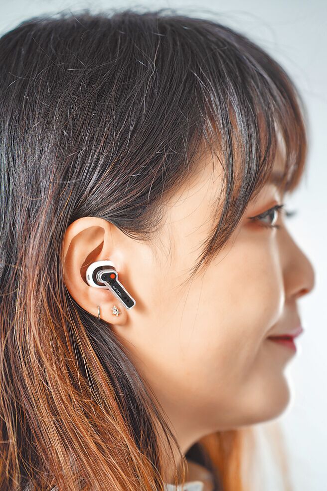 Nothing Ear（stick）外型十分新潮，採半入耳式的耳機機身設計，對耳道的侵入感更低。（石智中攝）