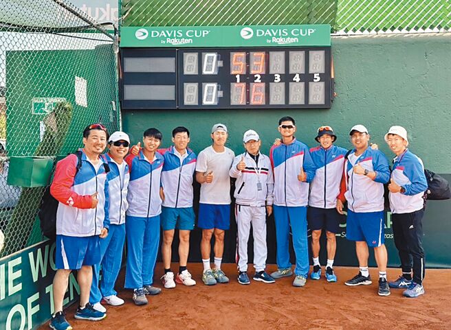 台维斯杯中华、墨西哥世界一级升降赛，中华队曾俊欣（左4）、许育修（左5）首日两场单打都直落二获胜，赛后全队在计分板前合影。（中华网协提供）