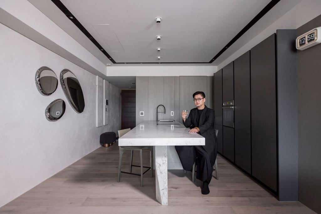 在中島餐桌設計上，虞國綸總監採用「Caesarstone愷薩金石」作為餐廚空間主題，兼具美形設計與實用機能。（攝影／張紋豪）