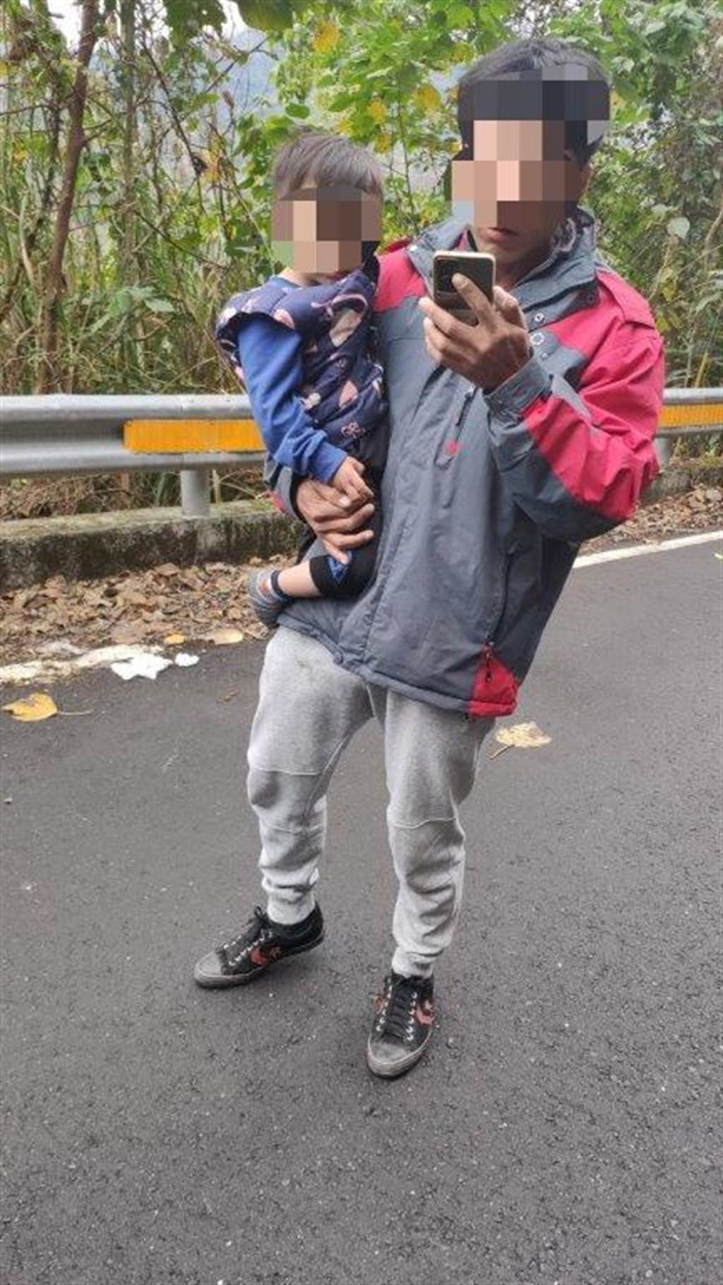 2歲男童第1天上幼兒園，獨行山路1公里，所幸毫髮無傷。（民眾提供／廖志晃南投傳真）
