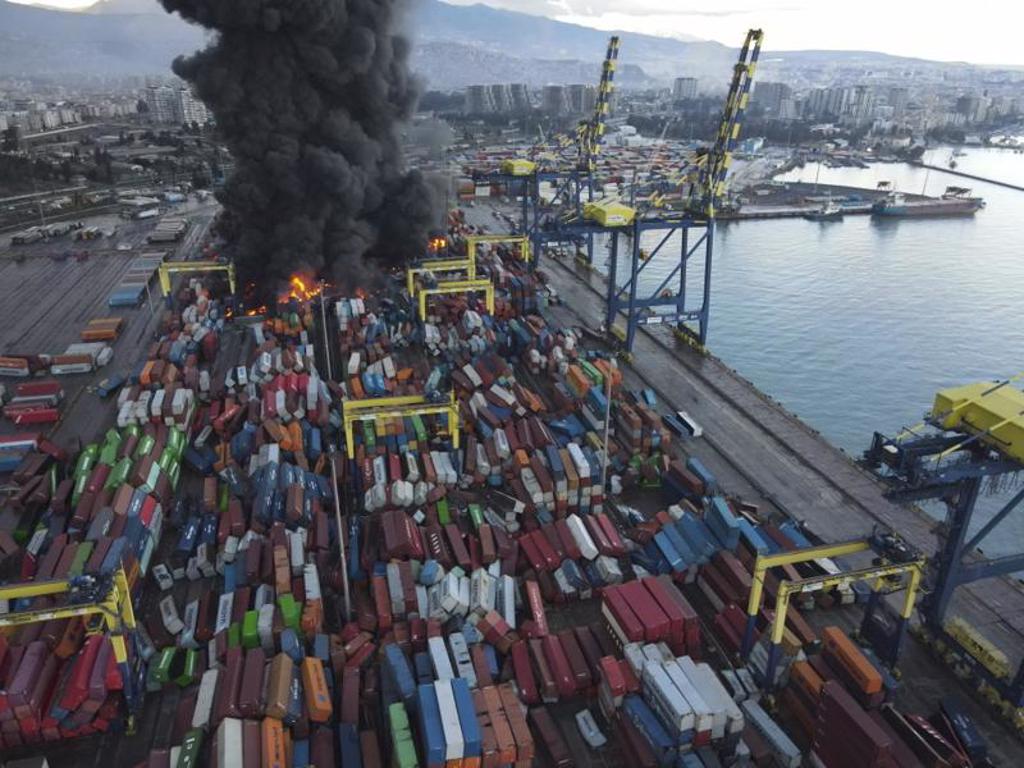 土耳其港口斯肯德伦港在强震过后，疑似货柜倒塌引起大火，而这场大火也延烧了2天。（图/美联社）(photo:ChinaTimes)