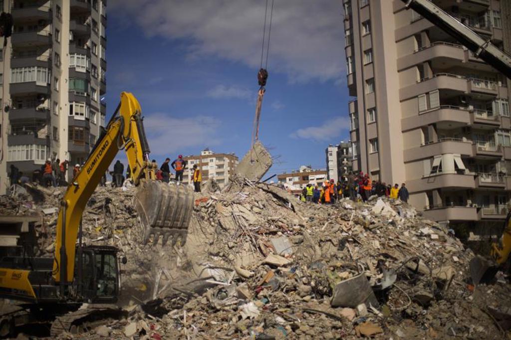 土耳其强震震垮数栋大楼建筑物，有如「骨牌式」倒塌绵延百公尺。（图/美联社）(photo:ChinaTimes)