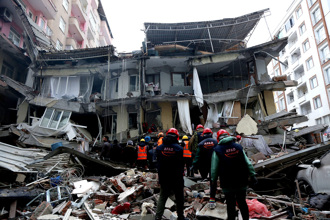 瓦礫堆下屢傳尖叫聲！土強震 傳40消防員救災反遭活埋
