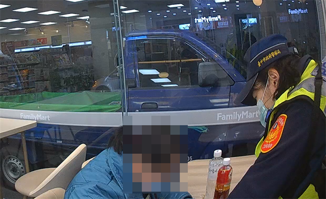 警员吴晋绮驱车前往查看，发现廖女就独自坐在超商用餐区。(警方提供)
