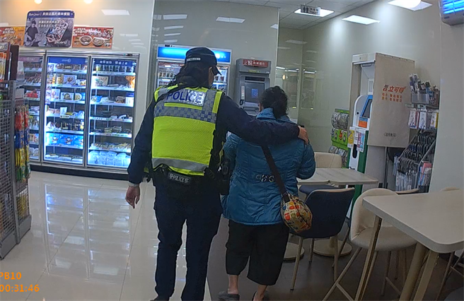 蔡婉仪等2员，一路跟随在廖女后方，护送她平安返家。(警方提供)