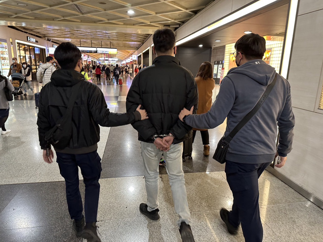 国道3号三峡交流道6日发生一起行车纠纷，涉嫌持球棒砸毁货车的嫌犯陆续被警方带回局内。（图／翻摄照片）