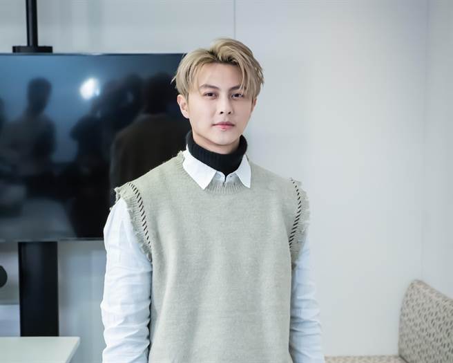 王子这次一改过往形象，在《山中森林》化身西装暴徒。（禾力文创提供）