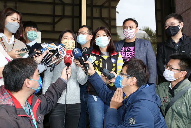 国民党台北市党部主委黄吕锦茹7日分析北市立委选情，谈到表态参选的议员徐巧芯（左3）及前议员罗智强（左4），她首先嘆了一口气。（资料照／陈俊吉摄）