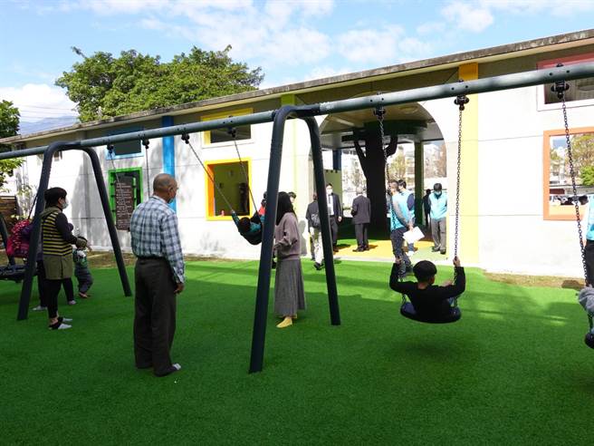 花莲市猫头鹰公园出入口旁为停车场的车道，市公所考量孩童安全，本月13日至17日止，将加装护栏。（花莲市公所提供／罗亦晽花莲传真）