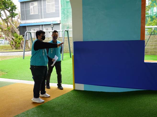 花莲市猫头鹰公园本月13日至17日止将启动加装护栏工程，市长魏嘉彦（左）日前偕同市公所建设课长徐国城（左）至公园，关切团队是否已做好施工预告的准备。（花莲市公所提供／罗亦晽花莲传真）