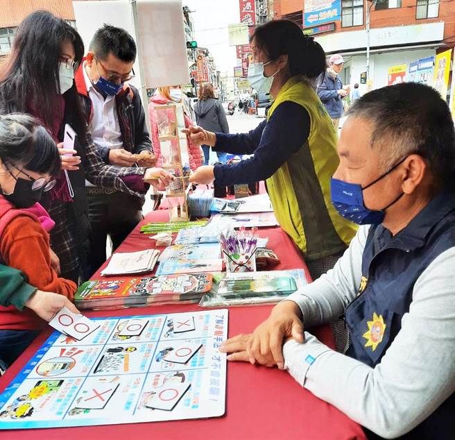 东势分局于新丁粄节活动期间，掌握机会于现场设置犯罪预防宣导摊位，成效着着，充分发挥寓教于乐。(警方提供)