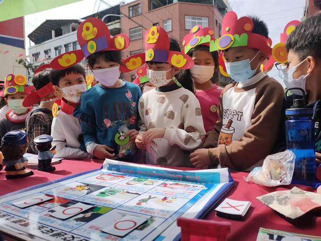 东势分局于新丁粄节活动期间，掌握机会于现场设置犯罪预防宣导摊位，成效着着，充分发挥寓教于乐。(警方提供)