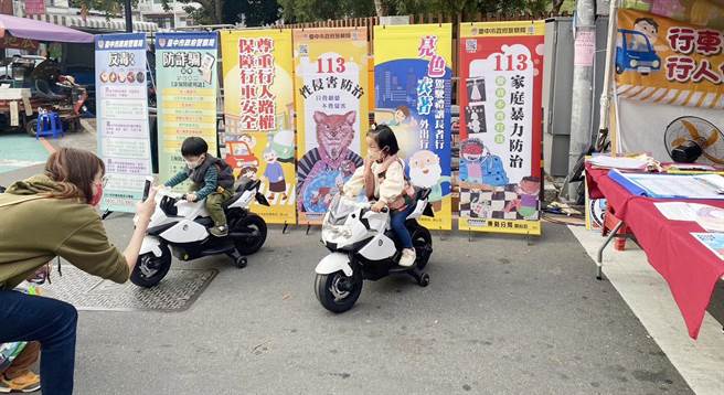 东势分局于新丁粄节活动期间，掌握机会于现场设置犯罪预防宣导摊位，成效着着，充分发挥寓教于乐。(警方提供)