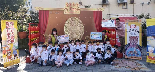 东势分局于新丁粄节活动期间，掌握机会于现场设置犯罪预防宣导摊位，成效着着，充分发挥寓教于乐。(警方提供)