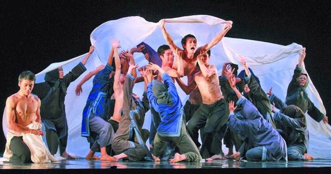 云门舞集2014年在两厅院艺文广场举行户外公演，现场演出《薪传》的「渡海」片段。（中国时报资料照片）