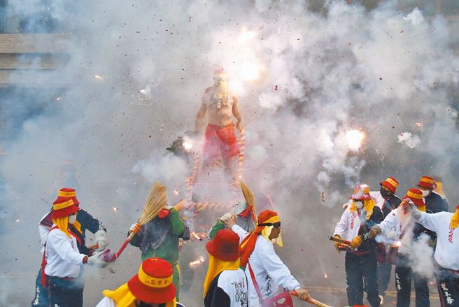 台东元宵节炸寒单活动4日起连炸3天。（资料照 庄哲权摄）
