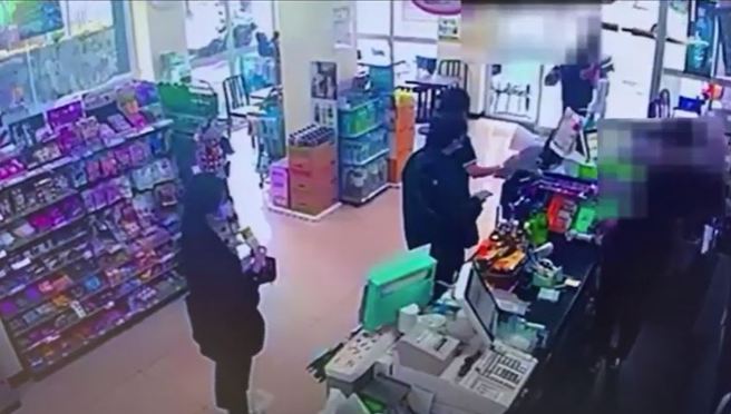 进超商抢米酒大摇大摆离开，酒醉男为27元吃官司。（监视器影片截图／超商提供）