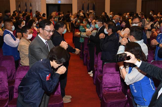 国民党主席朱立伦今天参加台东县党部新春团拜。（庄哲权摄）