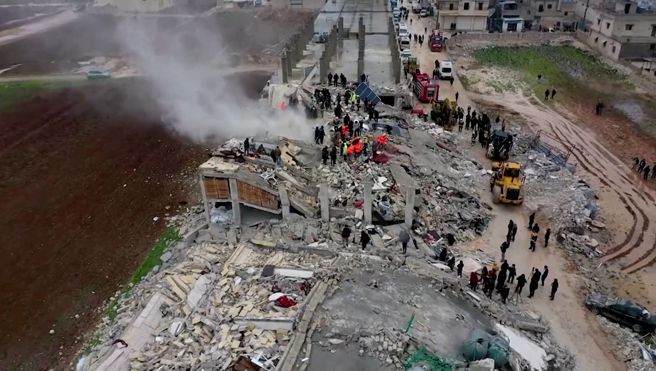 这座宪兵监狱位于拉卓镇（Rajo），位在靠近叙利亚与土耳其边境处，关了2000名受刑人，其中大约1300人疑为伊斯兰国战士。根据叙利亚救援组织「白盔」（White Helmets）资料，在叙利亚西北部由叛军控制的区域，至少有733人丧生、超过2100人受伤。(图/路透社)
