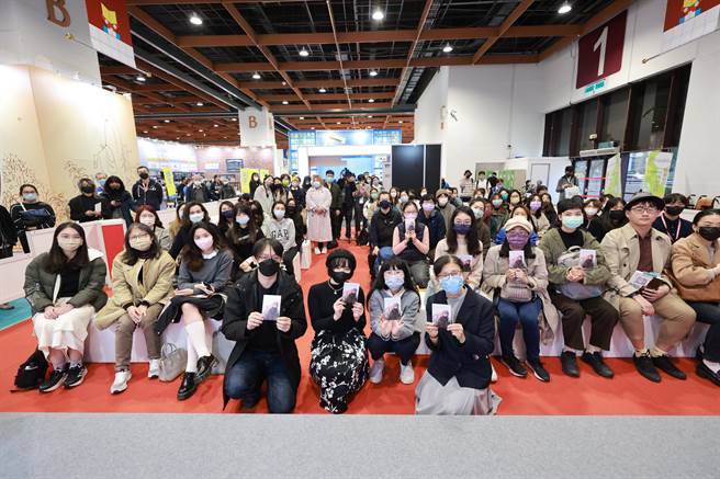 因关心血癌患者，南艺大助理教授罗禾淋发起「造血干细胞资料库创作计画」，金漫奖漫画家星期一回收日及作家吴晓乐也以漫画作品《Have I Found You？》响应，透过漫画谈论建构造血干细胞资料库的重要性，三人日前也在台北国际书展现场分享创作过程。（文策院提供）