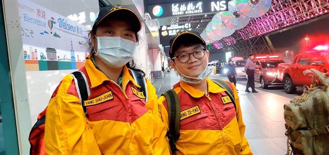 北荣急诊部主治医师王则尧（右）与资深护理师杨淑娟，昨晚加入台北市搜救队前往土耳其支援。（北荣提供）
