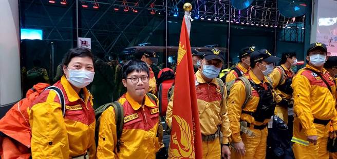 北荣急诊部主治医师王则尧（左二）与资深护理师杨淑娟（左一），昨晚加入台北市搜救队前往土耳其支援。（北荣提供）