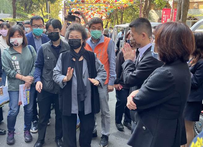 监察院长陈菊（前左）7日上午到佛光山悼念星云大师。（林瑞益摄）