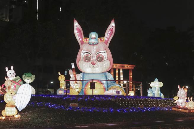 中山灯区的主灯「文昌禧兔」。（北市民政局提供／张芷瑜台北传真）