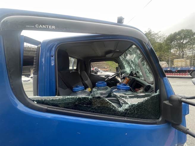 三峡交流道砸车案2名在逃嫌犯昨晚由律师陪同到案。（警方提供）