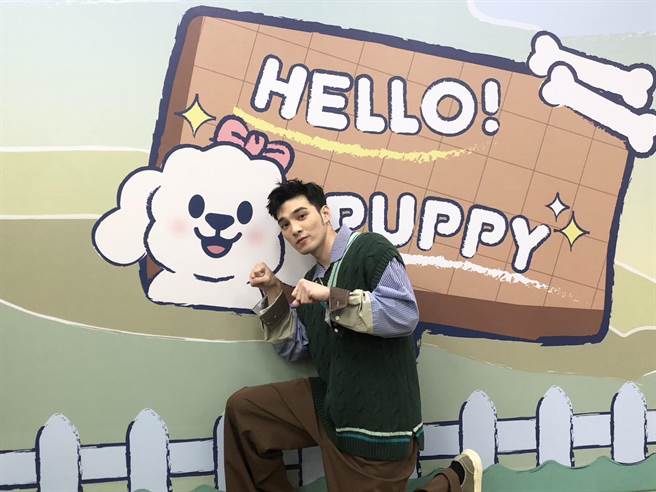 黃偉晉錄寵物實境節目時，經常不小心被狗抓。（鄭宜熏攝）