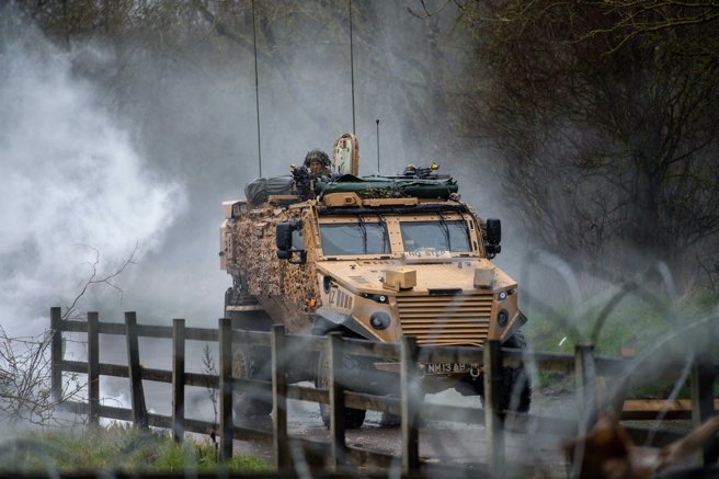 英国国防部即将试验3种现行服役车辆的电动化版本，其中包含猎狐犬反地雷车辆（Foxhound 4×4）。（Twitter/英国陆军）