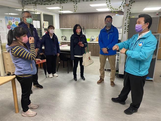 金门县长陈福海（右1）走访日间照顾服务机构，关心长者健康及建置后的服务现况。(图／金门县政府提供)