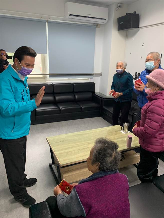 陈福海(左1)关心长照机构营运现况，并发放平安福袋向长辈们祝福问好。(图／金门县政府提供)