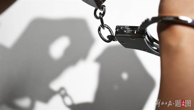 福建銀行會計涉侵佔儲戶存款潛逃33年落網。（上觀新聞）