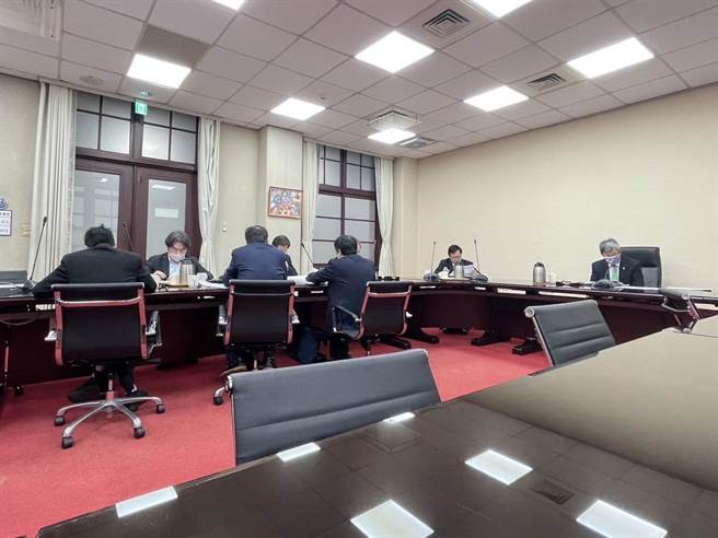 行政院長陳建仁今日首度舉行擴大防疫會議。（行政院提供）