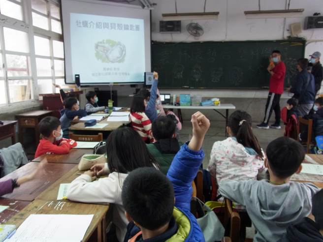 「远哲台塑科学营」在云林县麦寮乡登场，就地取材蚵壳也成教材。（张朝欣摄）
