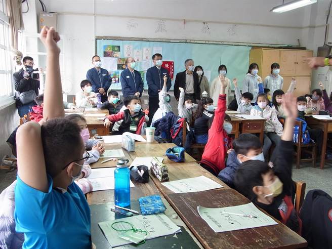 「远哲台塑科学营」在云林县麦寮乡登场，就地取材蚵壳也成教材。（张朝欣摄）