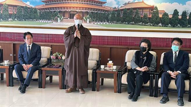 台南市长黄伟哲临时取消行程，与监察院长陈菊、高雄市长陈其迈、屏东县长周春米等人，一起陪同副总统赖清德前往佛光山吊唁星云法师。（市府提供／洪荣志台南传真）