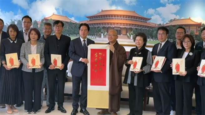 台南市长黄伟哲临时取消行程，与监察院长陈菊、高雄市长陈其迈、屏东县长周春米等人，一起陪同副总统赖清德前往佛光山吊唁星云法师。（市府提供／洪荣志台南传真）