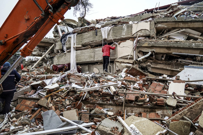 土耳其6日发生规模7.8大地震，造成数千栋建筑倒塌。图为震央地带大城加济安泰普（Gaziantep）的倒塌大楼。（图／美联社）