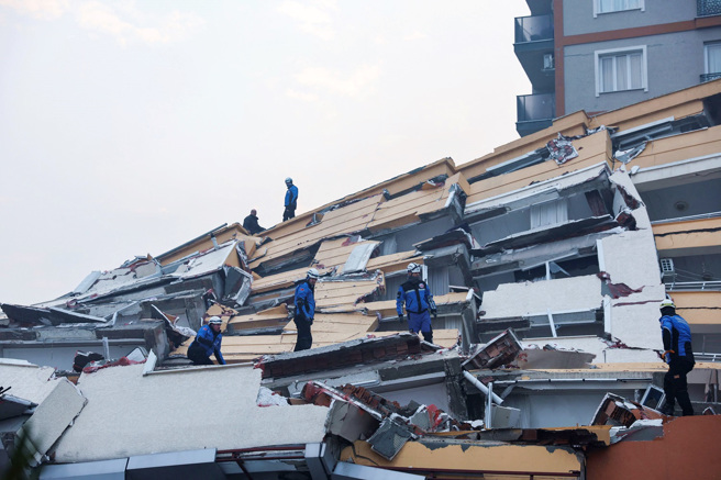 土耳其6日发生规模7.8大地震，造成数千栋建筑倒塌。图为震央地带哈泰（Hatay）省的大楼如「松饼」般堆迭。（图／路透社）