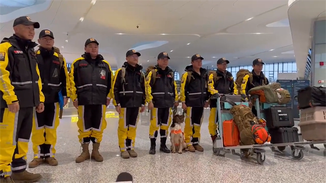 大陆民间的公羊救援队7日上午从杭州基地出发，赶赴土耳其地震灾区救援。（图／撷取自《中国日报》影片）